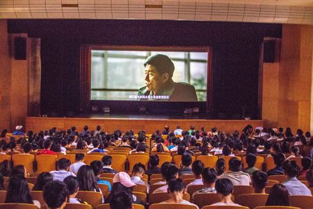 我院组织师生观看反腐倡廉教育电影《决不姑息》